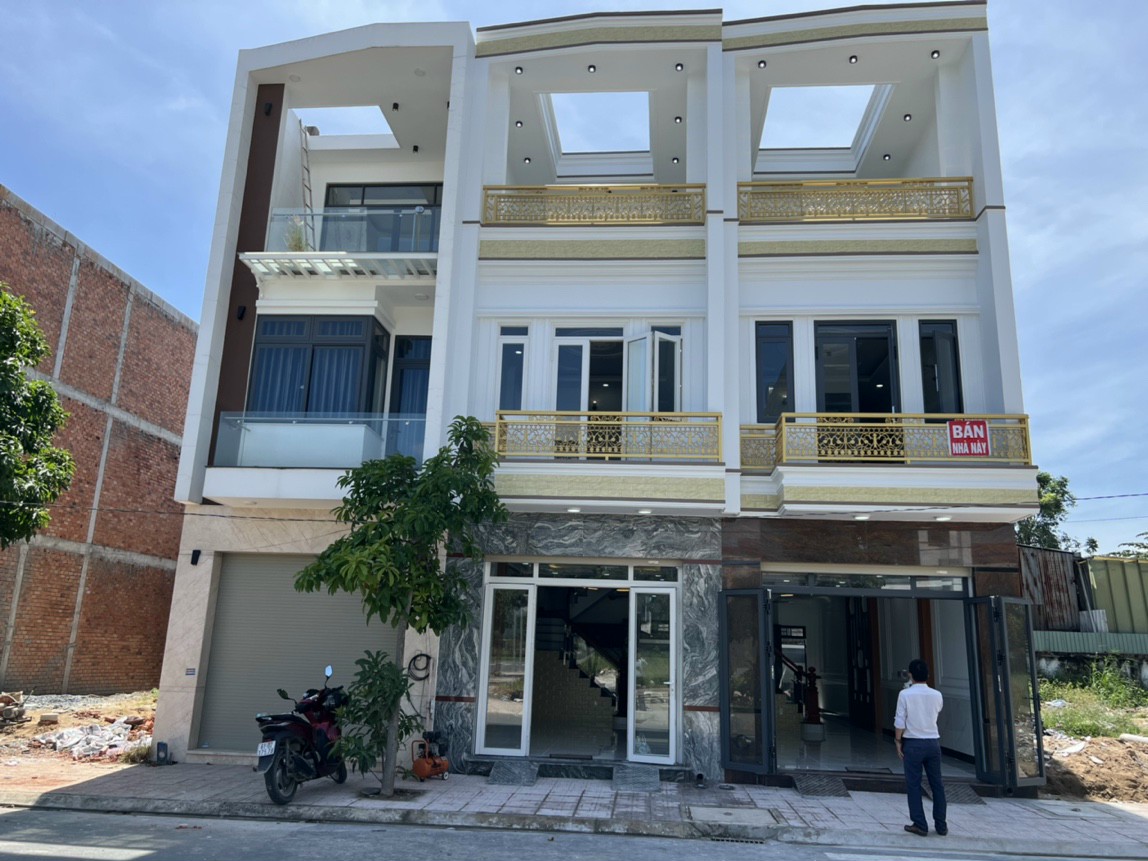 Bán nhà 3 lầu với 4 phòng ngủ TP. Thuận An, BD